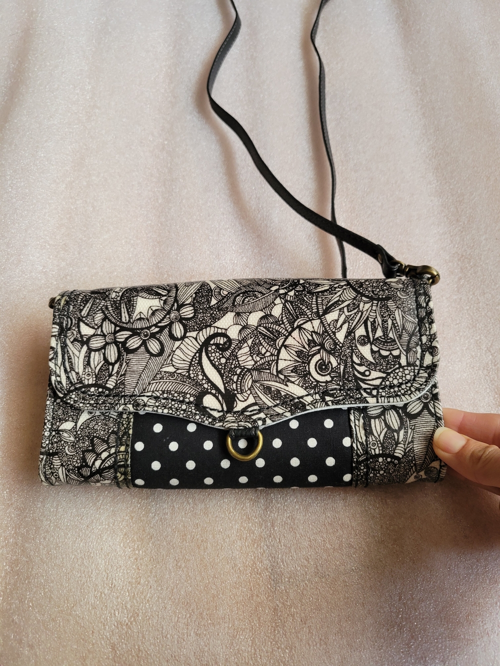 Sakroots Women’s Printed Black/Off White Adjustable Strap Crossbody Wallet/Purse - Picture 6 of 14